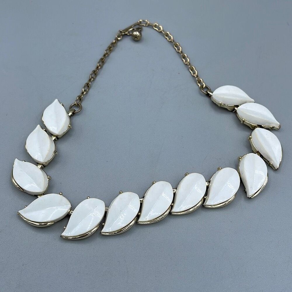 Vintage white leaf shaped link heat set choker